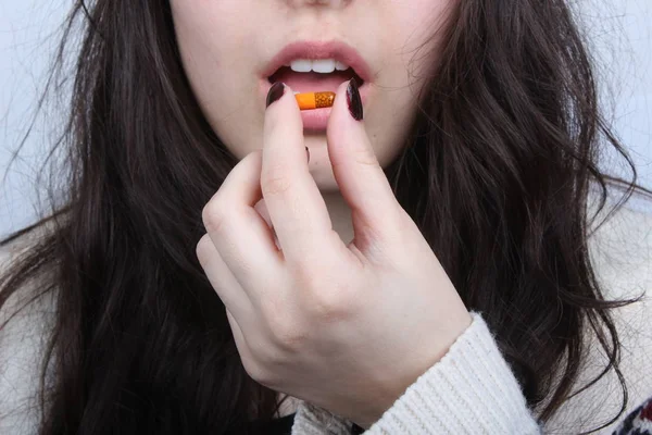 Joven Mujer Que Píldora Boca —  Fotos de Stock