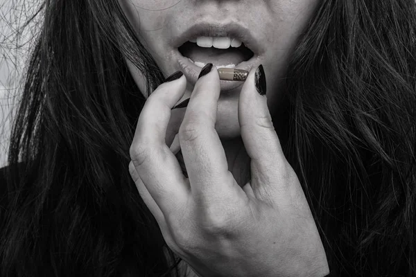 Joven Mujer Que Píldora Boca —  Fotos de Stock