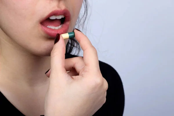 Jeune Femme Qui Pilule Dans Bouche — Photo