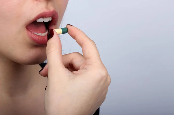 Jeune Femme Qui Pilule Dans Bouche — Photo