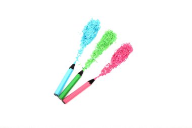 Beyaz arka planda izole edilmiş renkli kalemler. Kapatın..