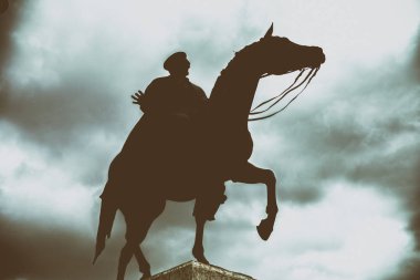 Ankara 'da Atatürk heykeli silüeti