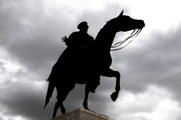 Ankara 'da Atatürk heykeli silüeti