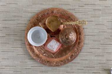 Masadaki Bosnalı geleneksel kahve.