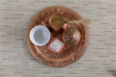 Masadaki Bosnalı geleneksel kahve.