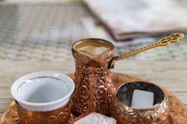 Masadaki Bosnalı geleneksel kahve.