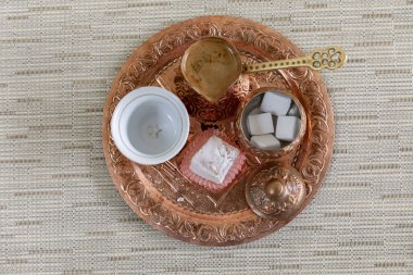 Masadaki Bosnalı geleneksel kahve.