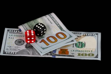 Siyah arkaplanda dolar başına renkli Dice