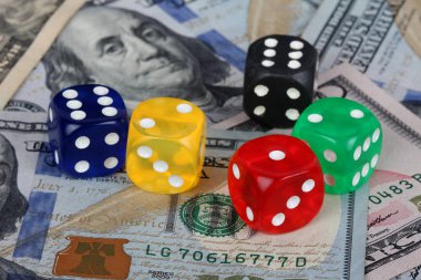 Siyah arkaplanda dolar başına renkli Dice