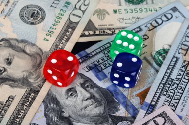 Siyah arkaplanda dolar başına renkli Dice