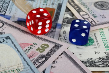 Siyah arkaplanda dolar başına renkli Dice