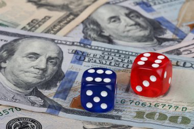 Siyah arkaplanda dolar başına renkli Dice