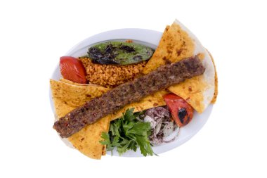 Tabakta sebzeli Türk Adana Kebabı