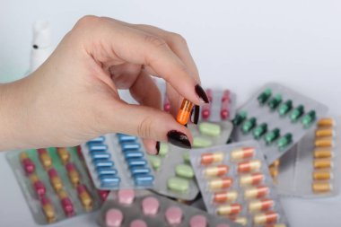 haplar ve tabletler kelepçeli eller beyaz arka planda