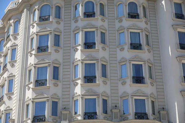 Soyut minimal mimari arka plan. Modern yapı cephesi ayrıntıları.