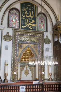 Bursa, Türkiye - 23 Şubat 2020: Bursa 'daki Ulu Cami (Büyük Cami) duvarındaki pencereler arasında İslam kaligrafi yazıları.