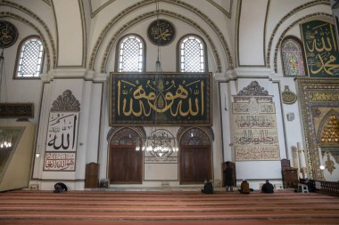 Bursa, Türkiye - 23 Şubat 2020: Bursa 'daki Ulu Cami (Büyük Cami) duvarındaki pencereler arasında İslam kaligrafi yazıları.