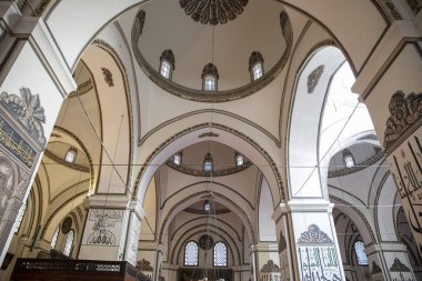 Bursa, Türkiye - 23 Şubat 2020: Bursa 'daki Ulu Cami (Büyük Cami) duvarındaki pencereler arasında İslam kaligrafi yazıları.