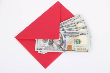 Beyaz arka planda izole edilmiş bir zarfta 100 Amerikan Doları banknot