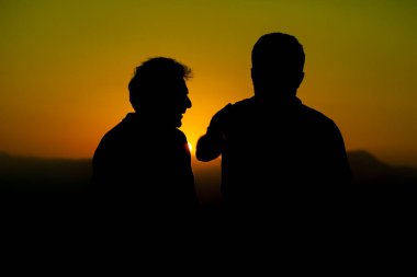 Günbatımında insan silueti