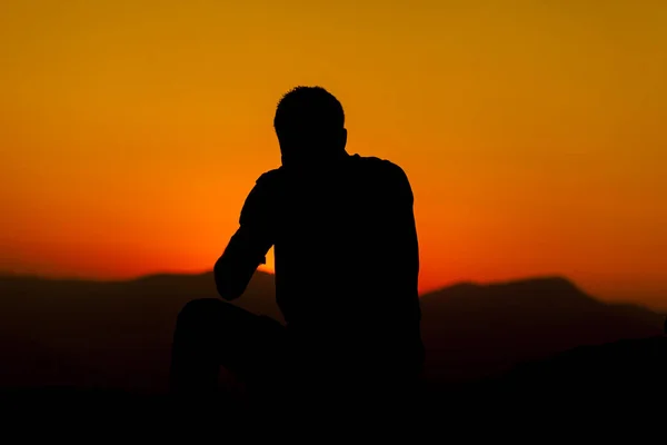 Silhouette Des Menschen Bei Sonnenuntergang lizenzfreie Stockfotos