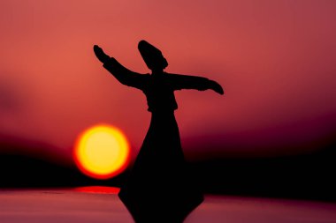 Gün batımı dönen siluet resmi