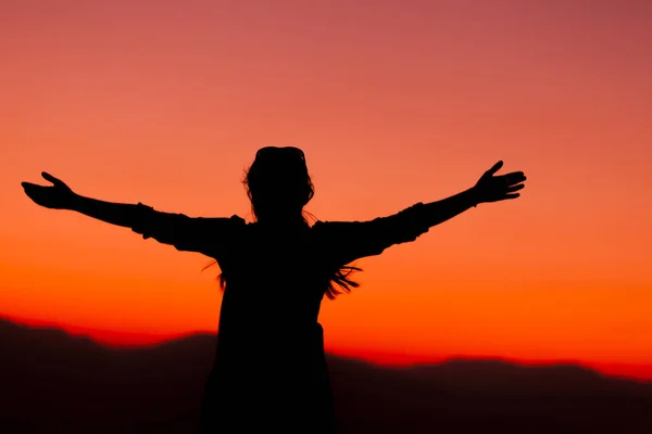 Seine Arme Den Sonnenuntergang Erhoben Energiereiche Frau Stockfoto