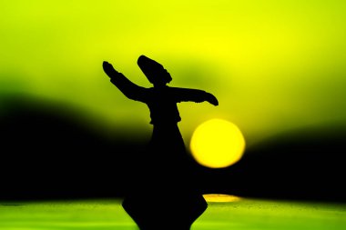 Gün batımı dönen siluet resmi