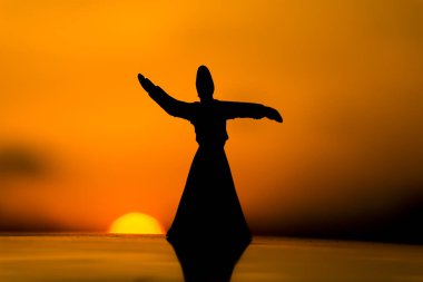 Gün batımı dönen siluet resmi