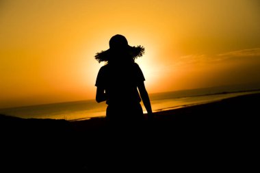 Turist kadın şapkası silueti