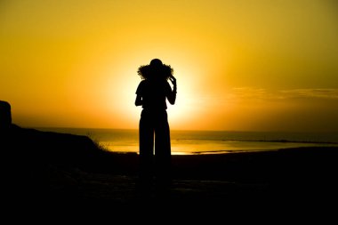 Turist kadın şapkası silueti