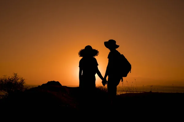 Силуети Двох Туристів Рюкзаками Насолоджуються Видом Захід Сонця Вершини Гори Стокова Картинка