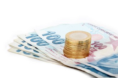 100 banknotta üst üste Türk lirası.