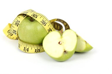 Beyaz zeminde kırmızı ve yeşil elma diyeti   