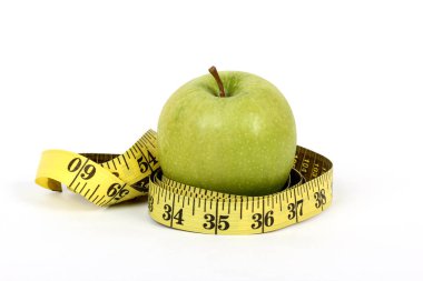 Beyaz zeminde kırmızı ve yeşil elma diyeti   