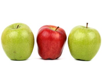 Beyaz zeminde kırmızı ve yeşil elma diyeti   