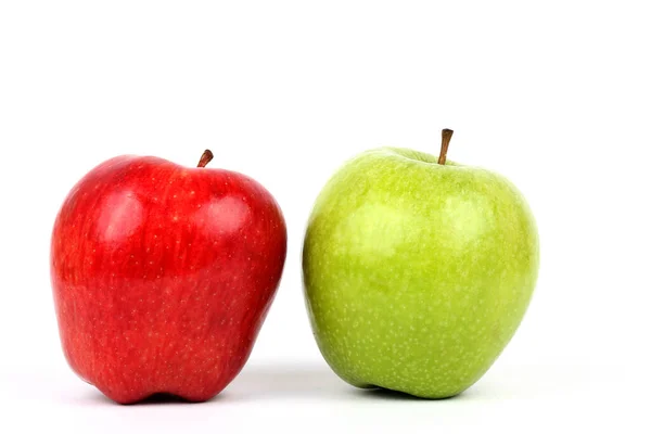白地上的红 绿苹果饮食 — 图库照片