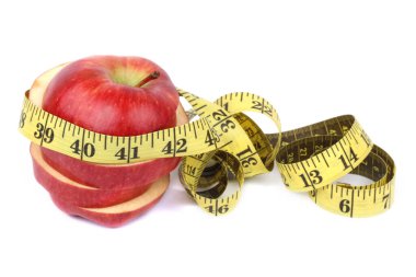 Beyaz zeminde dilimlenmiş kırmızı ve yeşil elma 