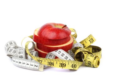 Beyaz zeminde dilimlenmiş kırmızı ve yeşil elma 