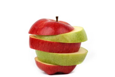 Beyaz zeminde dilimlenmiş kırmızı ve yeşil elma 