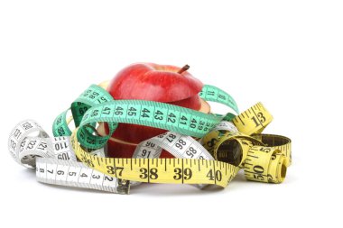 Beyaz zeminde dilimlenmiş kırmızı ve yeşil elma 