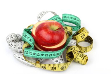 Beyaz zeminde dilimlenmiş kırmızı ve yeşil elma 