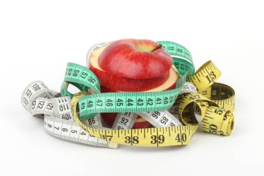 Beyaz zeminde dilimlenmiş kırmızı ve yeşil elma 