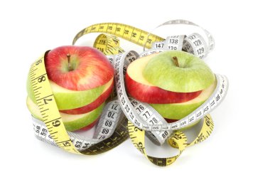 Beyaz zeminde dilimlenmiş kırmızı ve yeşil elma 