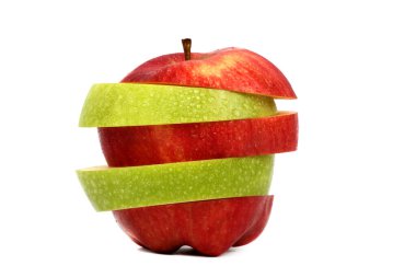 Beyaz zeminde dilimlenmiş kırmızı ve yeşil elma 
