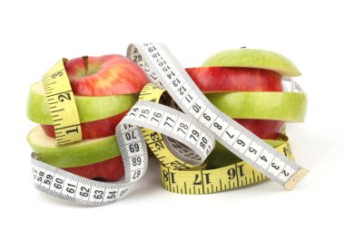 Beyaz zeminde dilimlenmiş kırmızı ve yeşil elma 