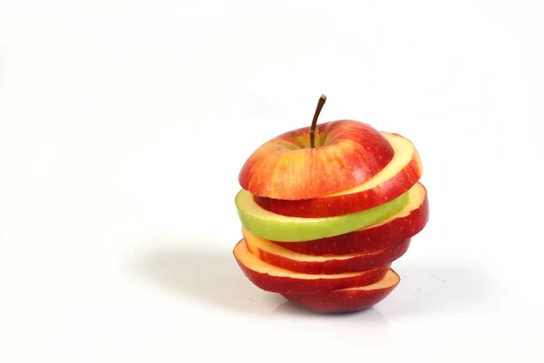 Scheiben Geschnittene Rote Und Grüne Äpfel Auf Weißem Grund — Stockfoto