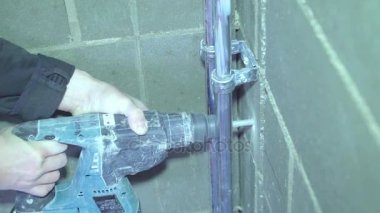 Matkap, matkap, beton, elektrikli matkap, eller yakından tutun elektrikli matkap odası, iç ve ev yenileme DIY kavram içinde. 