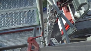 İnşaat işçileri inşaat alanına yakın bir asansörde..