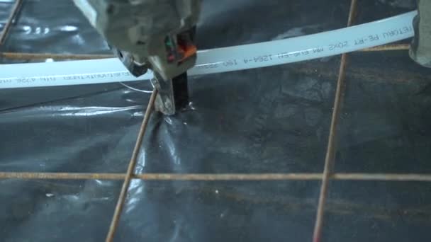 安装地板采暖工人 — 图库视频影像